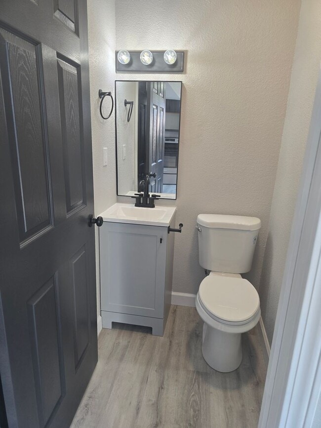 Building Photo - Newly Renovated 2 Bedroom 1.5 Bathroom Townhouse in Osage Beach!