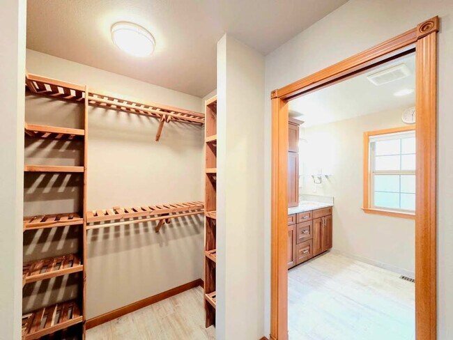 Building Photo - Gorgeous 4 Bed, 3 Bath Home w/ STUNNING RIVER FRONT VIEWS!!