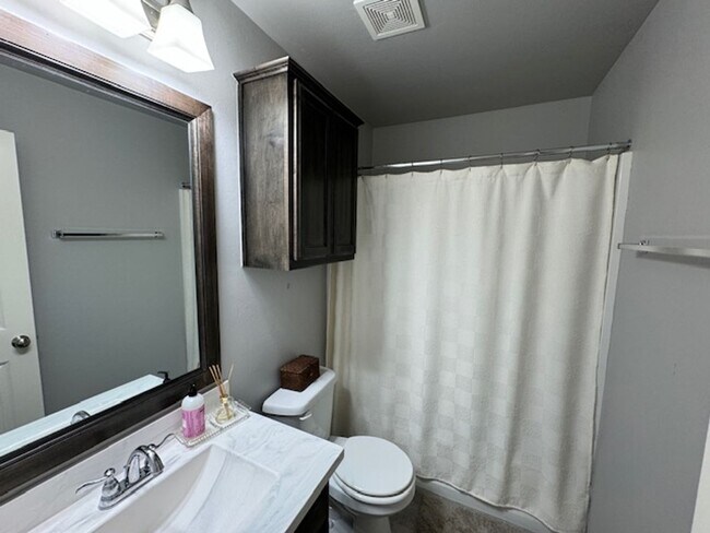 Building Photo - 3 bed 2 bath located in Norman, with neigh...