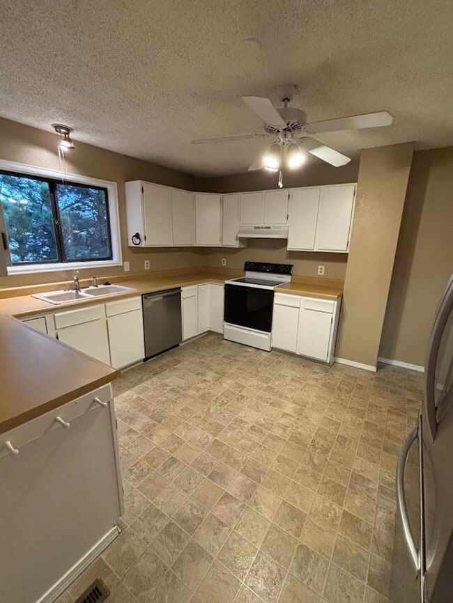 Building Photo - Westside 3 Bedroom Home in D20