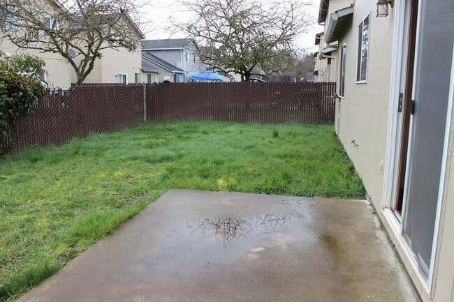 Building Photo - 3 br, 2.5 ba home in quiet Scappoose neighborhood