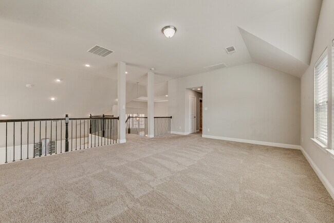 Building Photo - 4037 Hawthorne Dr