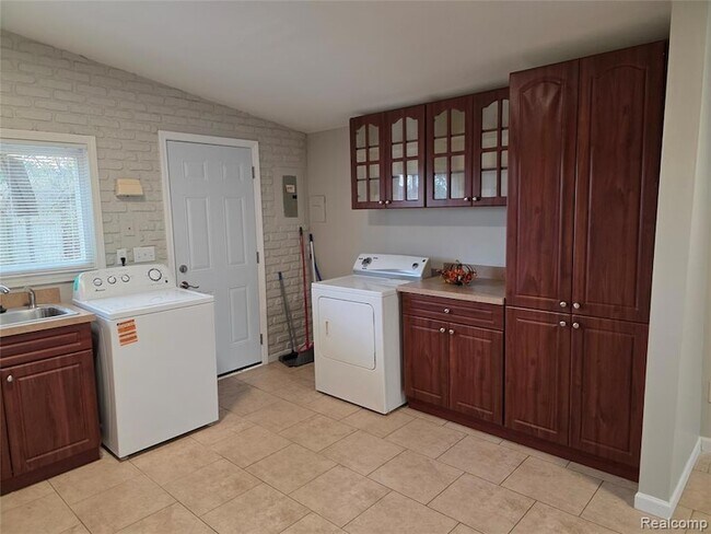 Building Photo - 261 Spring Park