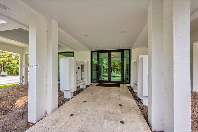 Building Photo - 1600 S Bayshore Ln
