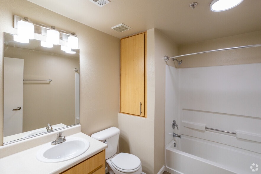 1BR, 1BA - 755SF - Bathroom - De Tolosa Ranch