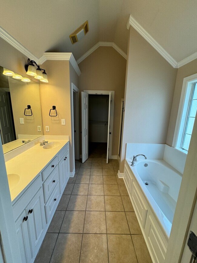 Building Photo - 1002 Creole Dr
