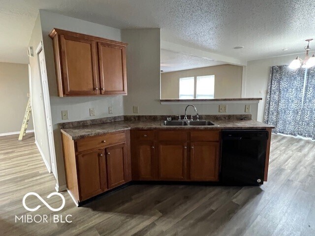 Building Photo - 912 Saraina Rd