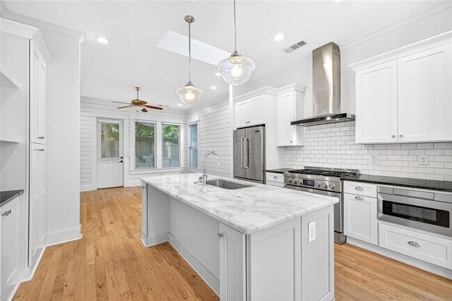 Building Photo - 523 Irwin St NE