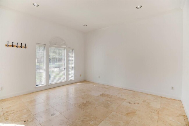 Building Photo - 301 Winding Oak Ln S