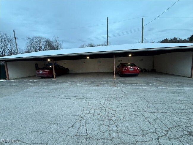 Building Photo - 193 Surrey Ln