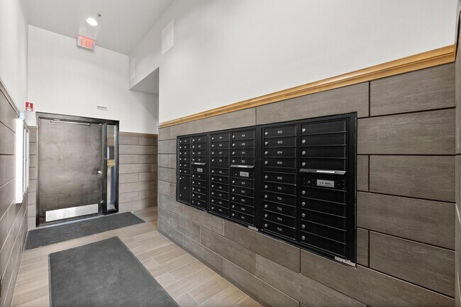 Building Photo - 1145 N High St
