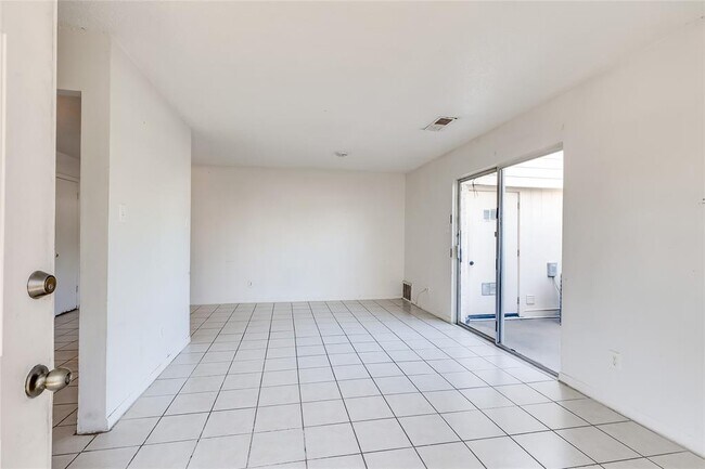 Building Photo - 2215 Mission Hill Dr