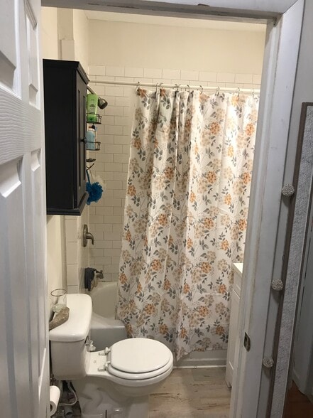 2nd floor bathroom - 419 E Lane Ave