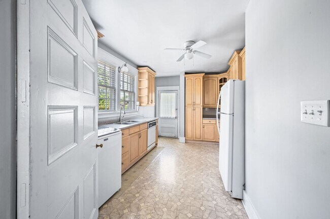 Building Photo - Charming 4BE/3BA Home in Historic Downtown...