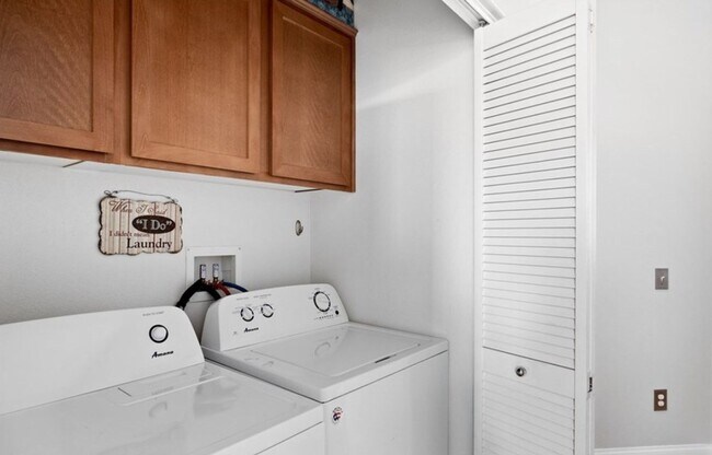 Building Photo - 4 Bed, 4 Bath Home with Solar, A/C, Washer/Dryer and 4 Parking Spaces