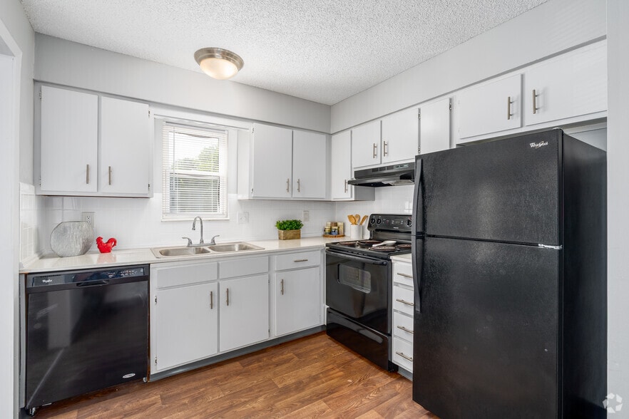 2BR, 2BA - 925SF - Kitchen - The Flats at Minor Park