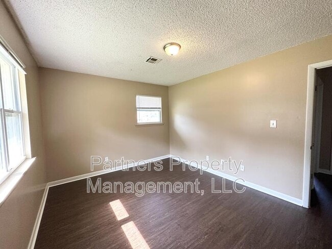 Building Photo - 105 Pine Ave