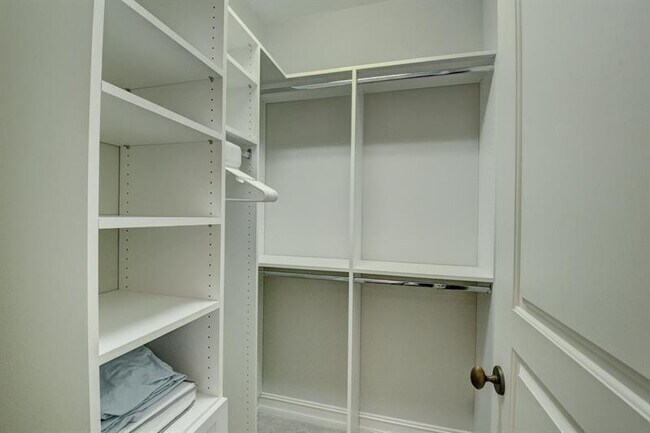 Building Photo - 306 E Mallory Cir