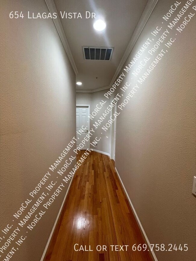 Building Photo - 654 Llagas Vista Dr