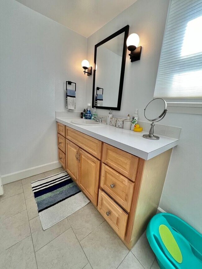 Building Photo - Update 4 Bed 2 Bath House in Old Town! Ava...