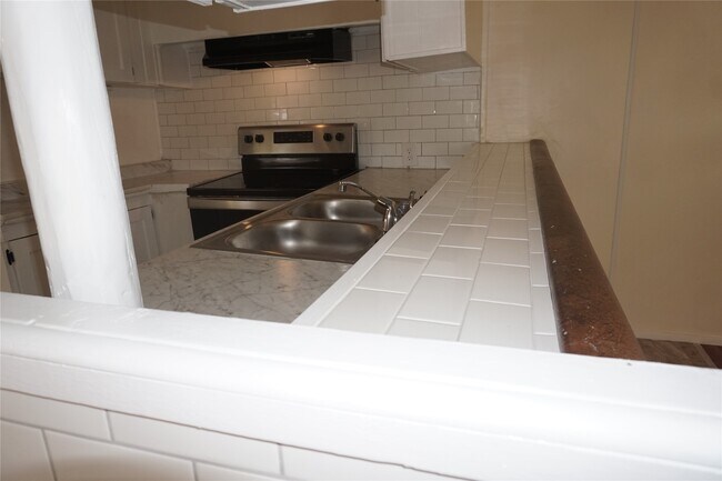 Building Photo - 10970 Maywood St