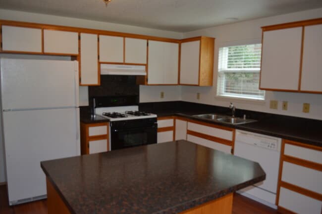 Building Photo - 412 NE 175th Ave