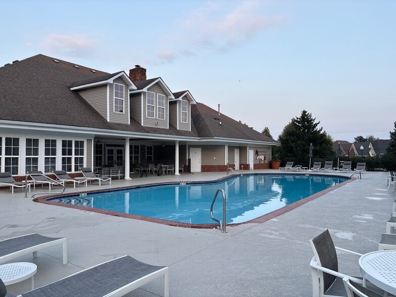 Building Photo - 9400 Clubview Dr