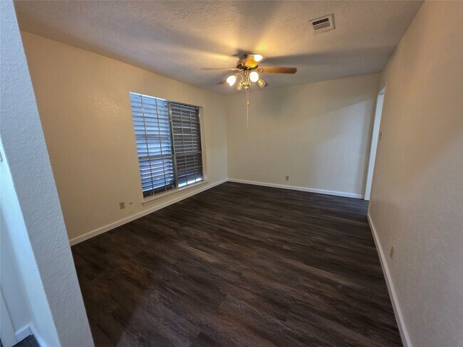 Building Photo - 4860 Kentington Dr