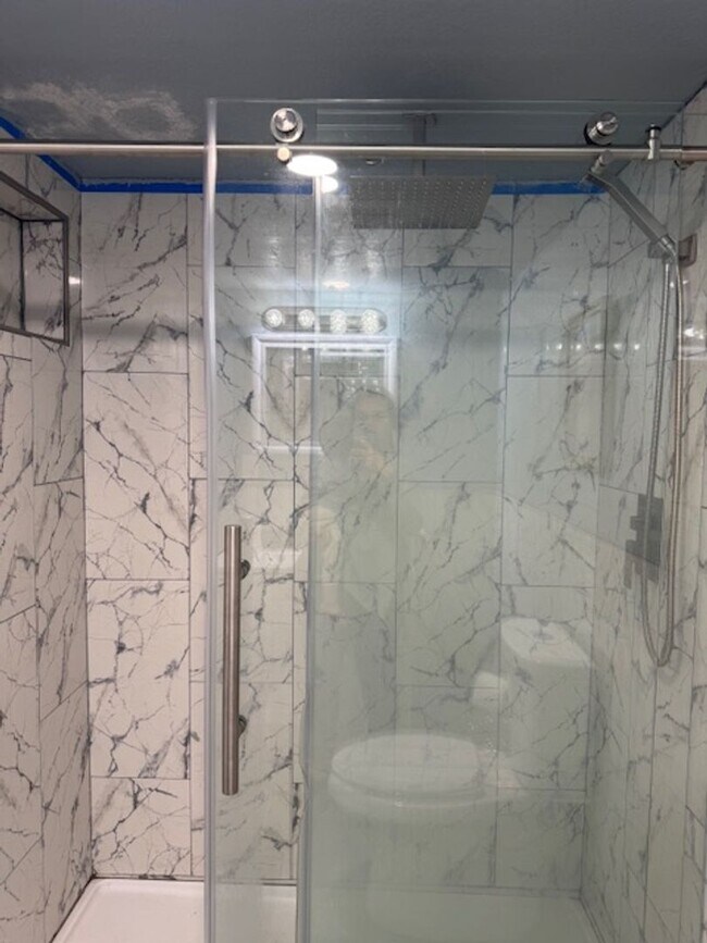 Building Photo - 2 Bed 2 Bath Basement Apartment