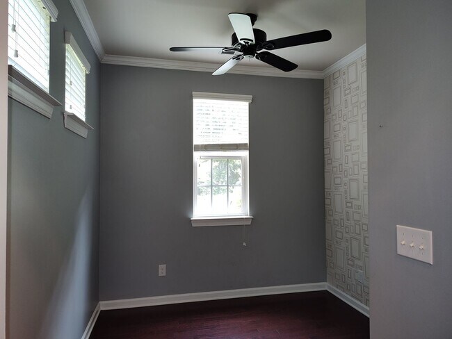 Building Photo - Move-in ready Townhome with in Stone Creek...