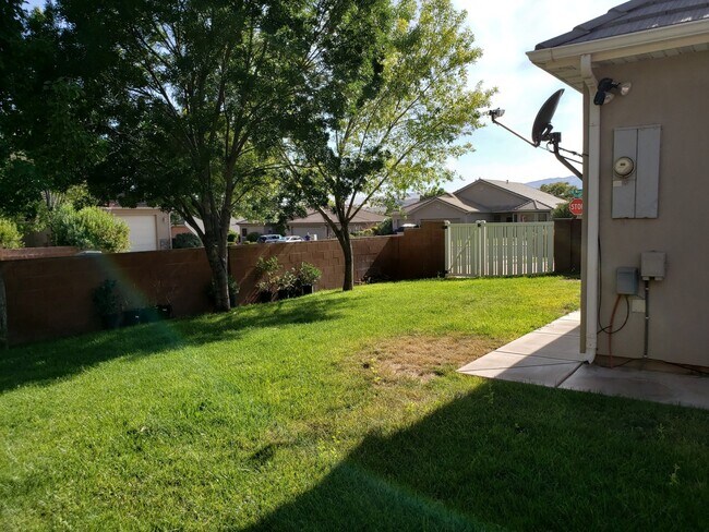 Building Photo - Beautiful 4 bed 2 bath home with 3 car gar...