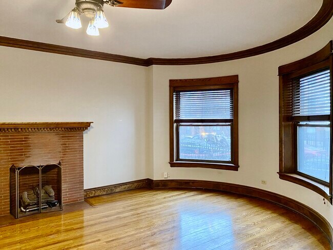 Building Photo - 909 W Gordon Terrace