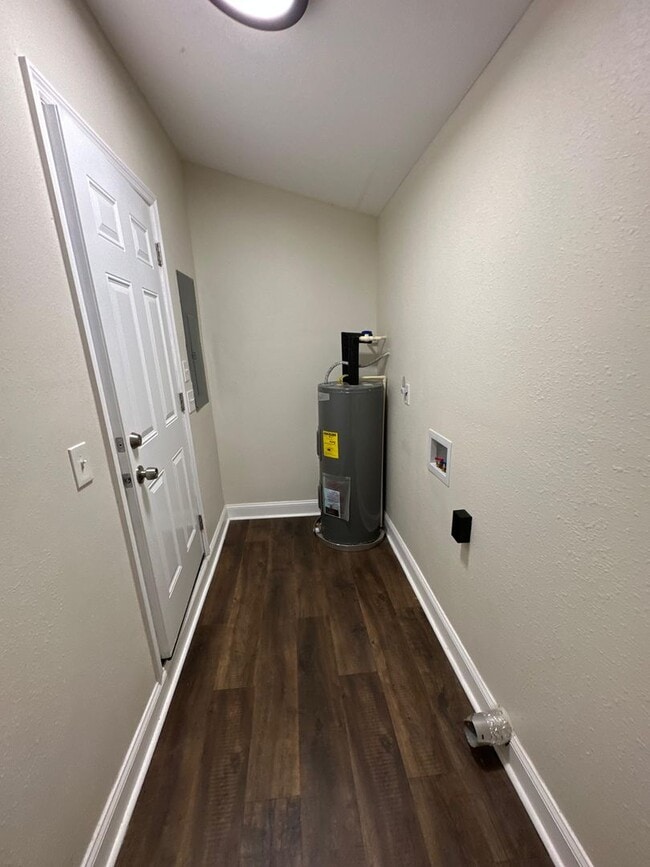 Building Photo - Fully Renovated 4/1-Single Family  Availab...