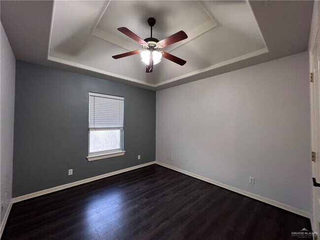 Building Photo - 33 Blue Jay Dr
