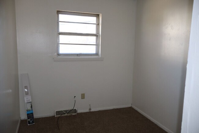 Building Photo - 2306 Tremaine Dr