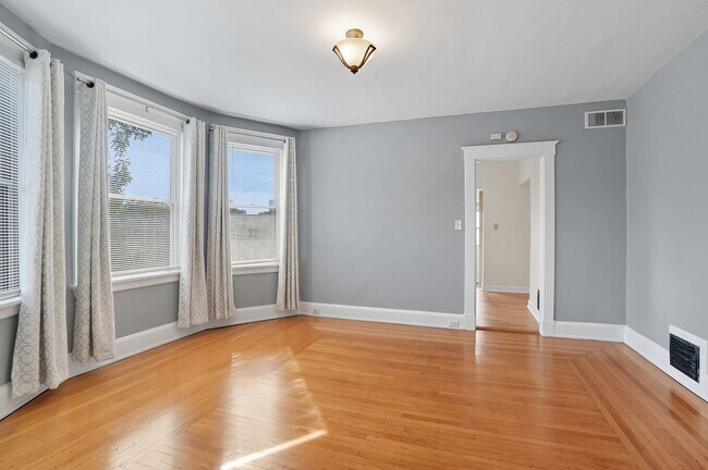 Building Photo - 6 Bed/3 Bath Remodeled Hyde Park Home w/Ce...