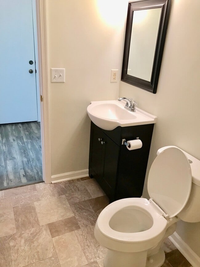 Building Photo - Golf Colony 2 Bed/2 Bath Loft Style Condo