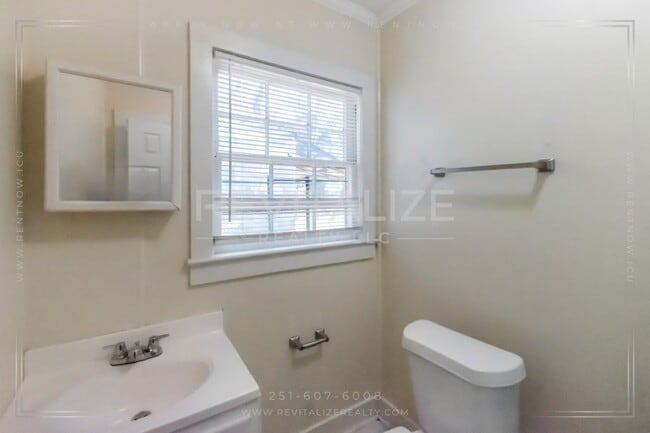 Building Photo - Charming & Low-Maintenance Home