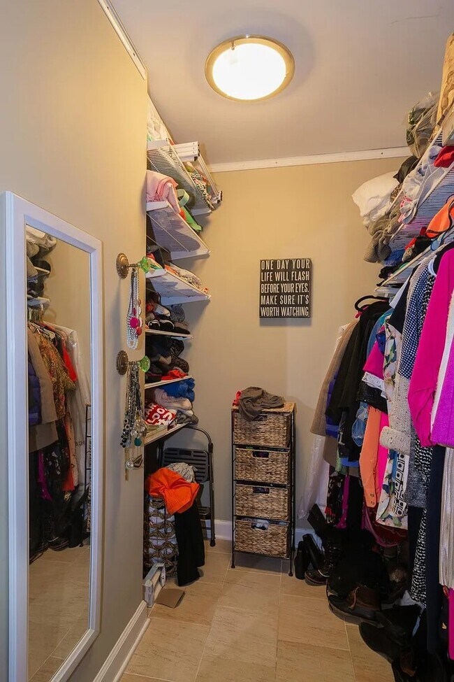 Building Photo - 1660 N La Salle Dr