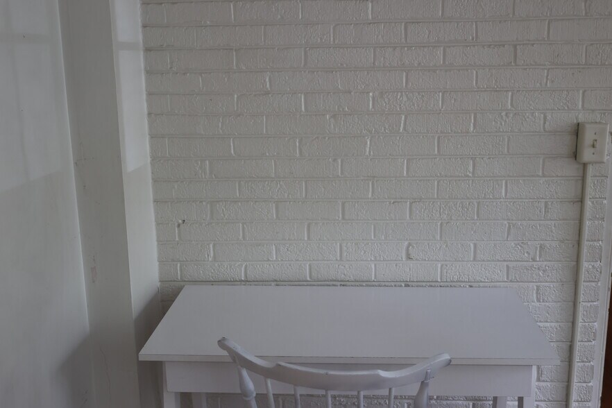 Sunroom / bedroom - 711 W Ohio St