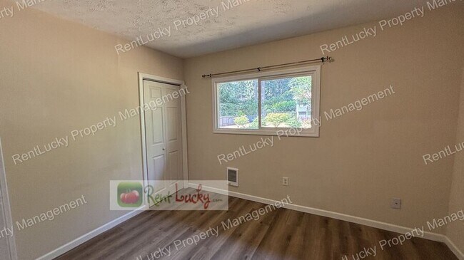 Building Photo - 14624 161st Ave SE