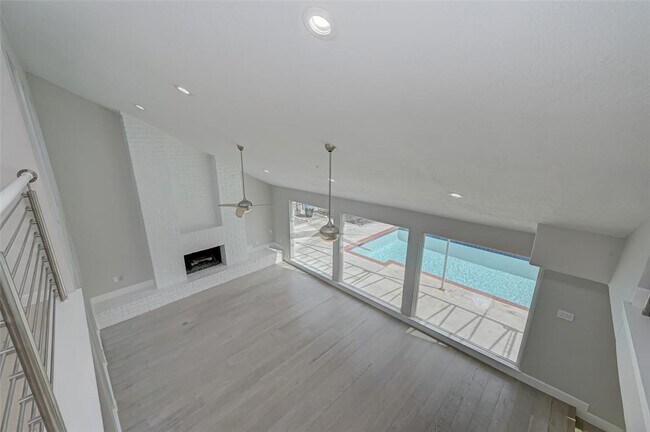 Building Photo - 915 Daria Dr