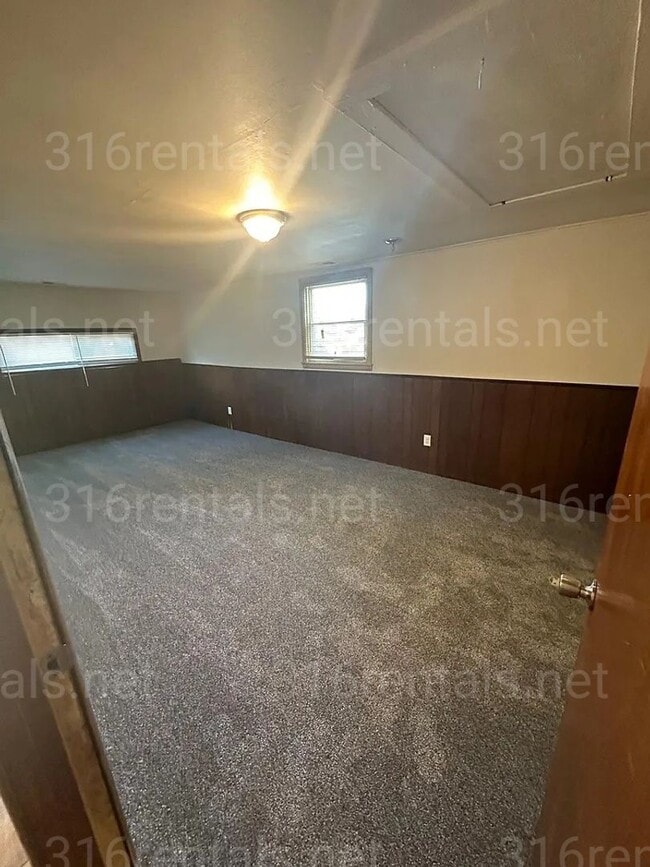 Building Photo - $1,025 - 4 bedroom / 1 bathroom - Single F...