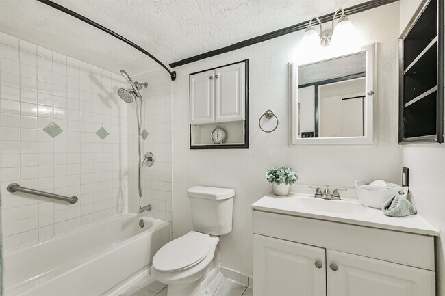 Building Photo - 24426 Rockin 7 Dr