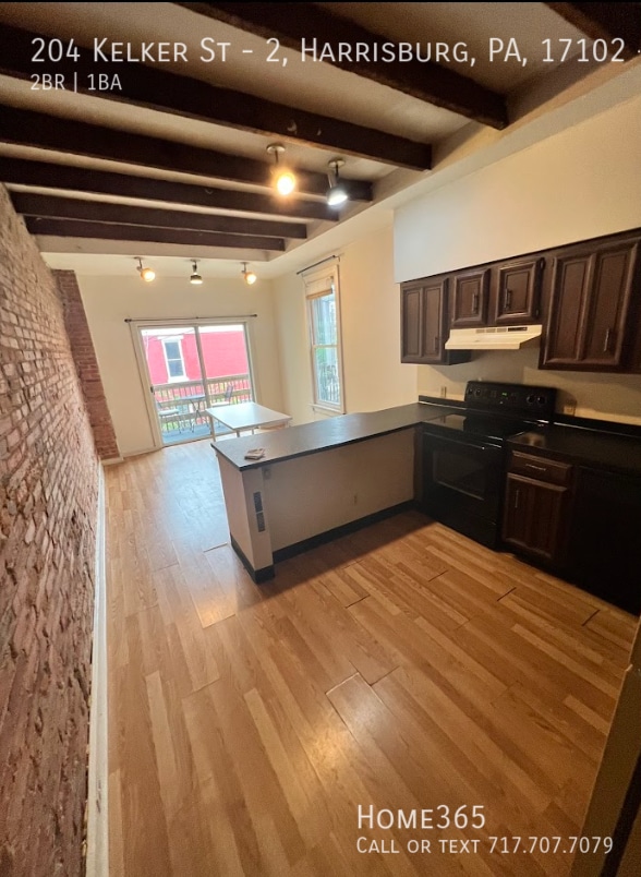 Building Photo - Spacious 2 Story Home.