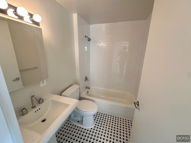Building Photo - 323 W 96th St