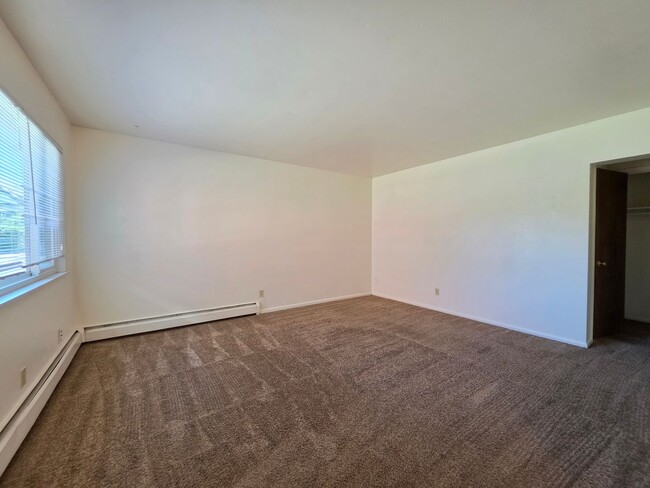 Interior Photo - 2845 Broadway Street
