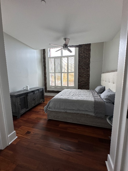 Building Photo - 300 S Gay St