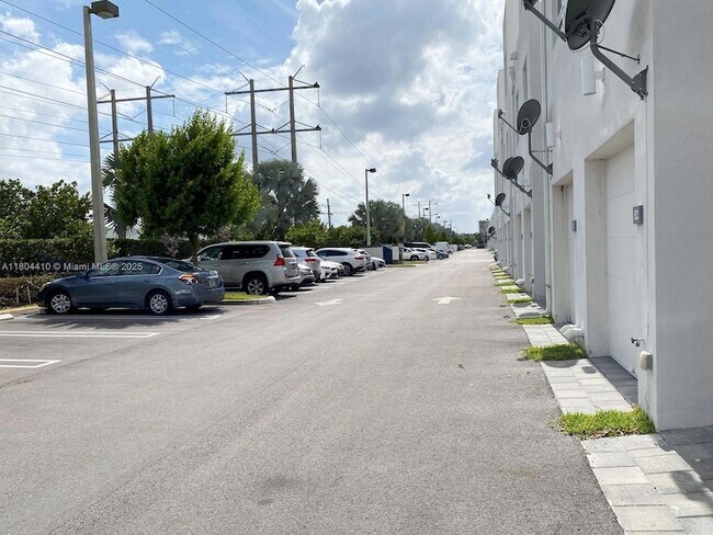 Building Photo - 10220 NW 63rd Terrace