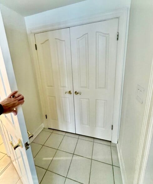 Building Photo - 2618 N Vermont Ave